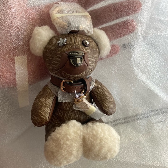 😍Coach Bear Bag Charm In Signature
Canvas - Picture 2 of 7